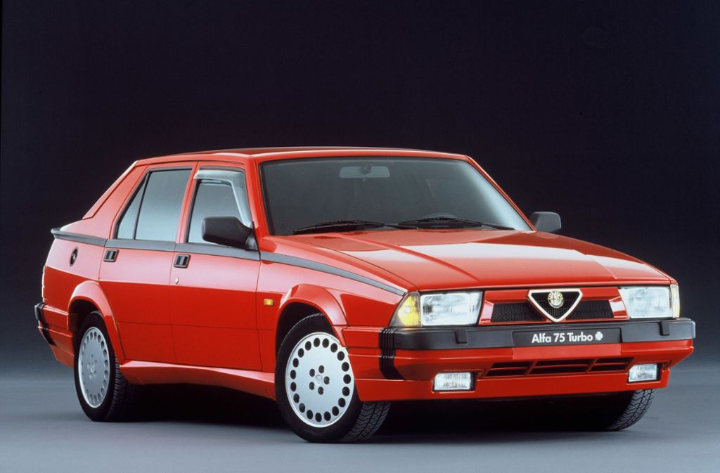 So schön waren die 80er: ein Alfa Romeo 75, in der Turbo-Variante. Bei Classic Data wird so ein Charakterauto mit 7800 Euro gelistet.