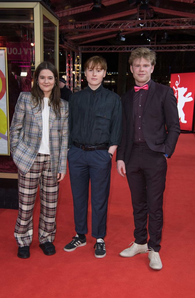 Die Schauspieler Asta Kamma August, Nina Telerese Rask und Jonathan Bergholdt Jørgensen liefen über den roten Teppich zur Premiere der Serie „Sex“.