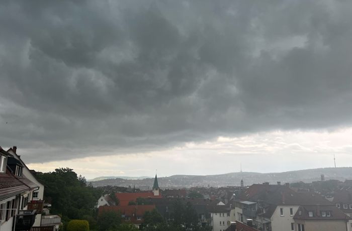 Sturmtief über Baden-Württemberg: Schwarze Wolken ziehen über Stuttgart