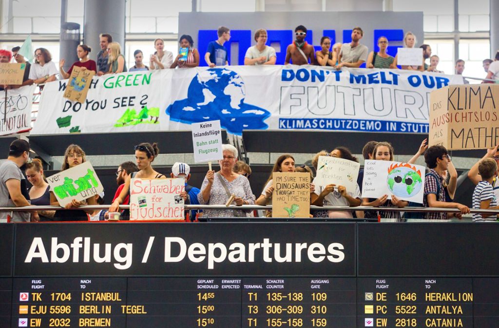 Fridays for Future: lautstarker Protest für den Klimaschutz auf der Empore in Terminal 1 Foto: Lichtgut/