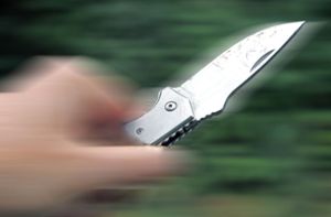 Wegen Ruhestörung: Mann geht mit Messer auf Nachbarn los