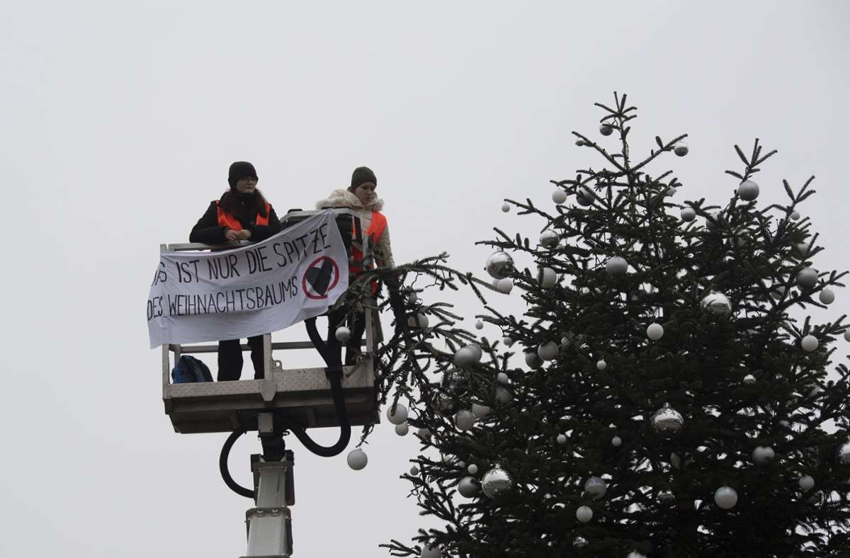 In einer Protestaktion der „Letzten Generation“ sägten zwei Aktivistinnen am 21. Dezember 2022 die Spitze des Weihnachtsbaumes auf dem Brandenburger Tor ab. Auf einem an der Hebebühne angebrachten Transparent stand: „Das ist nur die Spitze des Weihnachtsbaums“.