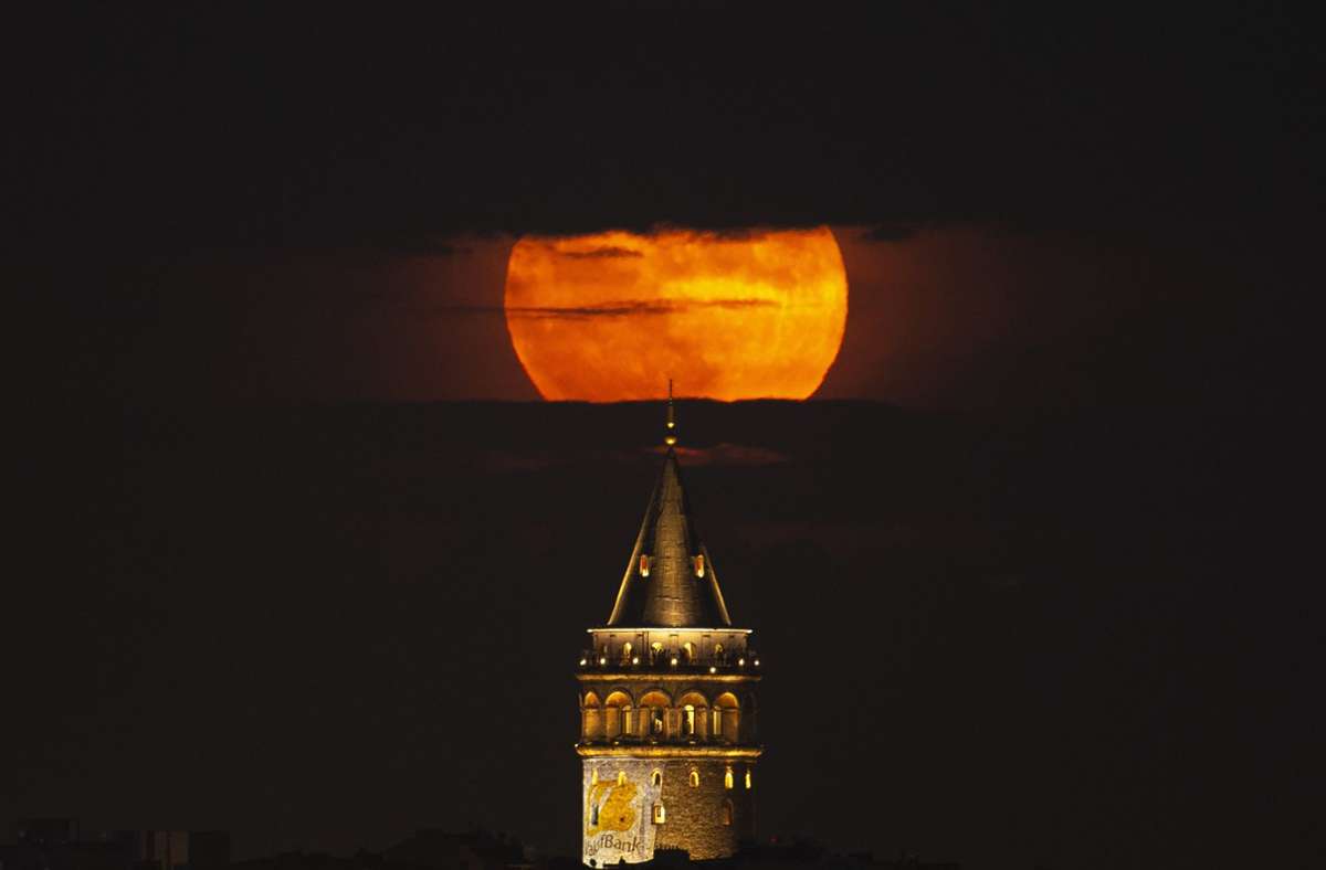 Ebenfalls in der Türkei: Der Vollmond geht hinter dem Galata-Turm auf.
