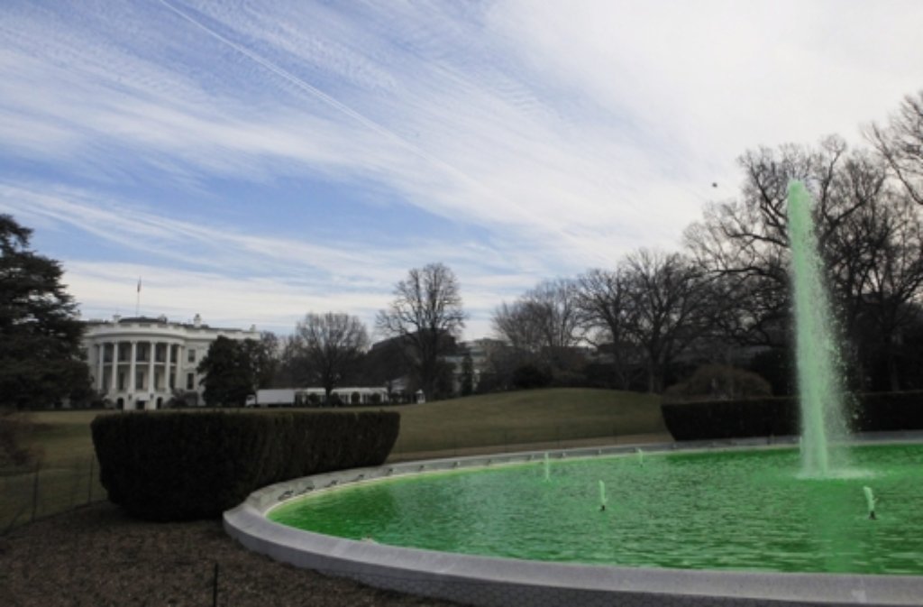 St. Patricks Day in Washington: Die Fontäne vor dem Weißen Haus sprudelt grasgrün.