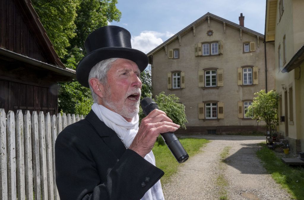 Erwin Rudolph von der Ökumenischen Arbeitsgemeinschaft für Stadtgeschichte Bietigheim-Bissingen schlüpft bei der Führung durch die Kammgarnspinnerei in die Rolle des einstigen Direktors Hermann Vischer.