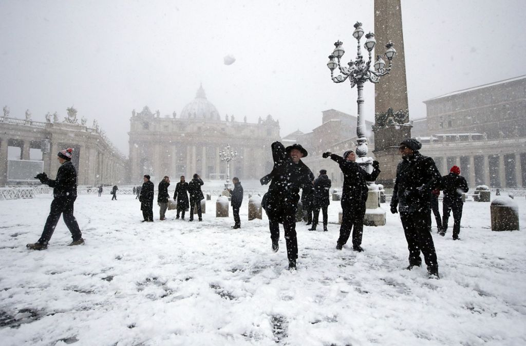 Schneeballschlacht auf dem verschneiten Petersplatz.