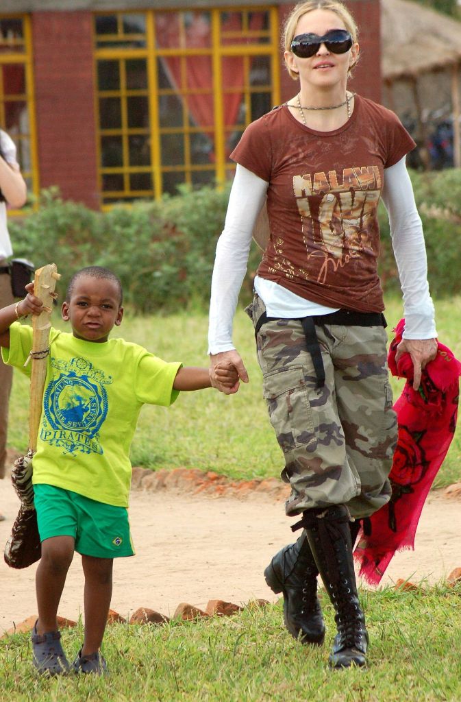 Hier spazieren David und Madonna auf dem Grundstück eines von ihr ins Leben gerufenen Waisenhauses in Malawi (Foto von 2009).