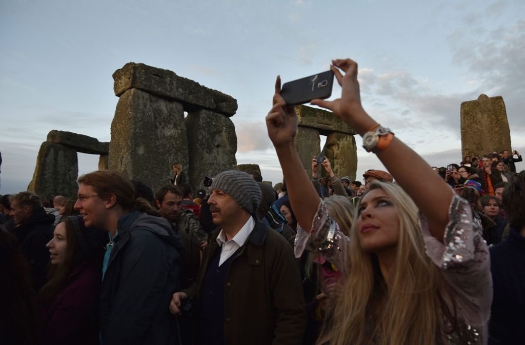 Die in der Jungsteinzeit errichtete Kultstätte von Stonehenge gibt unter Forschern immer noch Anlass zu Diskussionen. Es existieren verschiedene sich widersprechende Theorien. Die Stätte ist nicht nur zur Sommersonnenwende ein beliebtes Ziel.