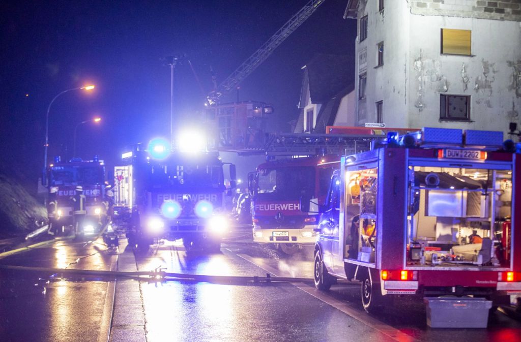 Das Feuer war am Donnerstag um 23.30 Uhr ausgebrochen, wie die Staatsanwaltschaft Frankenthal und das Polizeipräsidium Rheinpfalz mitteilten.