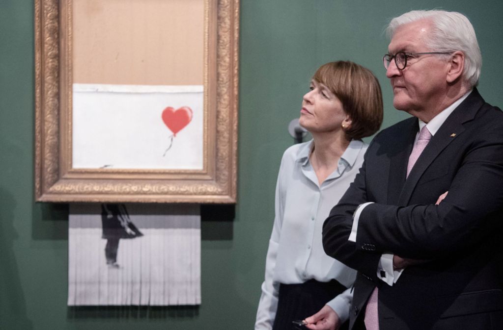 Bundespräsident Frank-Walter Steinmeier und seine Ehefrau Elke Büdenbender betrachten in der Stuttgarter Staatsgalerie Banksys Werk „Love is in the Bin“.