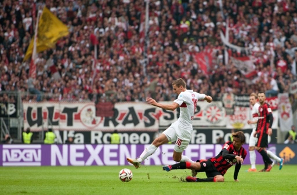 Am 21. März (15.30 Uhr) empfängt der VfB in der Mercedes-Benz-Arena Eintracht Frankfurt. Das turbulente Hinrunden-Spiel entschieden die Schwaben mit 5:4 (2:1) für sich. Auf dem Bild sieht man, wie der Frankfurter Takashi Inui Florian Klein (VfB) attackiert.