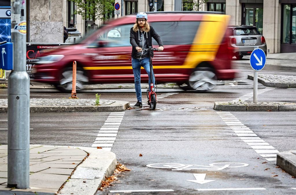 Rollerfahrer dürfen Radwege nutzen. Wo keiner ist, muss man auf die Straße ausweichen – und dort fühlt man sich schnell bedrängt.