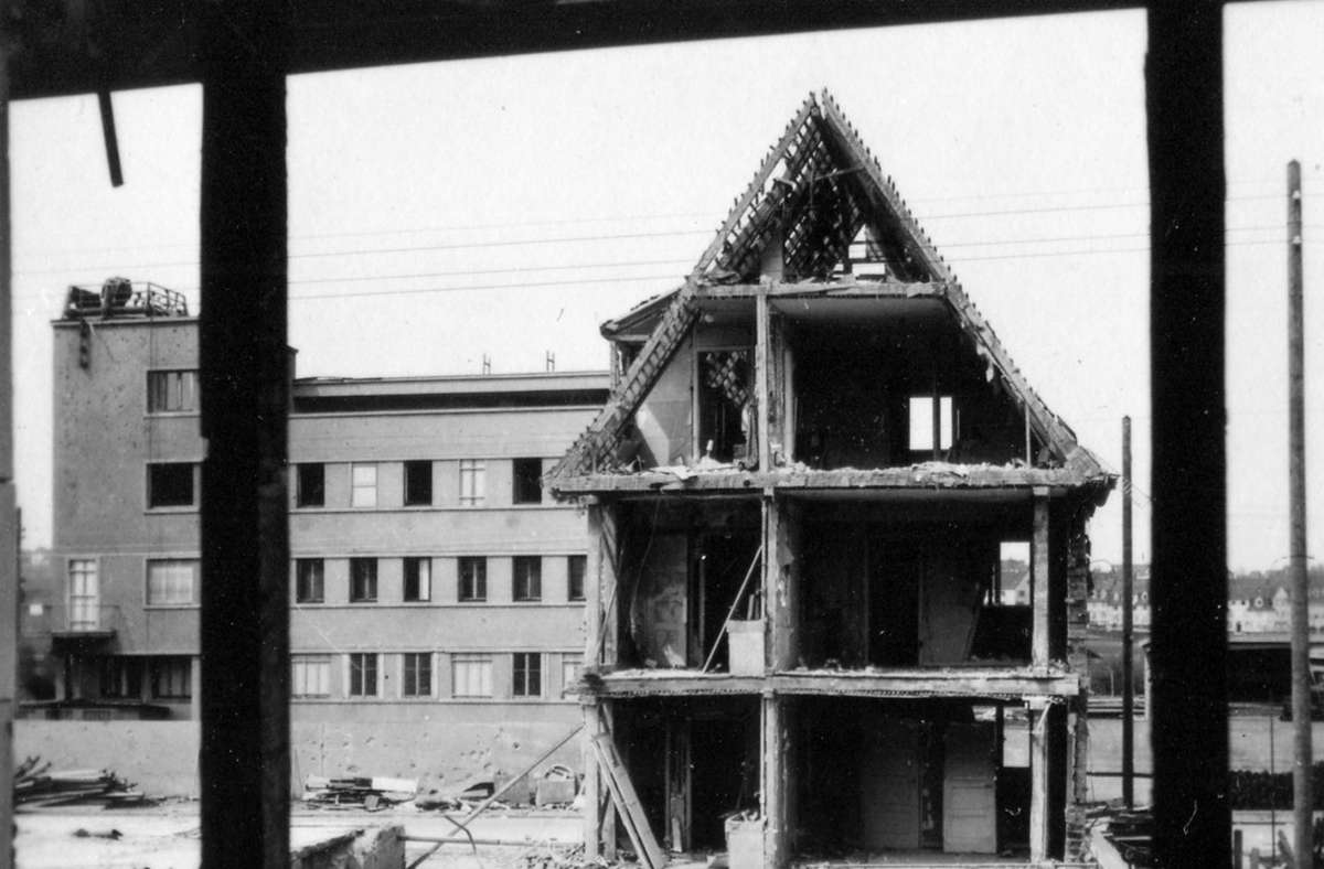Dieses offenbar später aufgenommene Foto zeigt die Ruine nach den Aufräumarbeiten, im Hintergrund ein bis heute stehendes Gebäude an der Ecke Schützenbühl- / Gottfried-Keller-Straße.