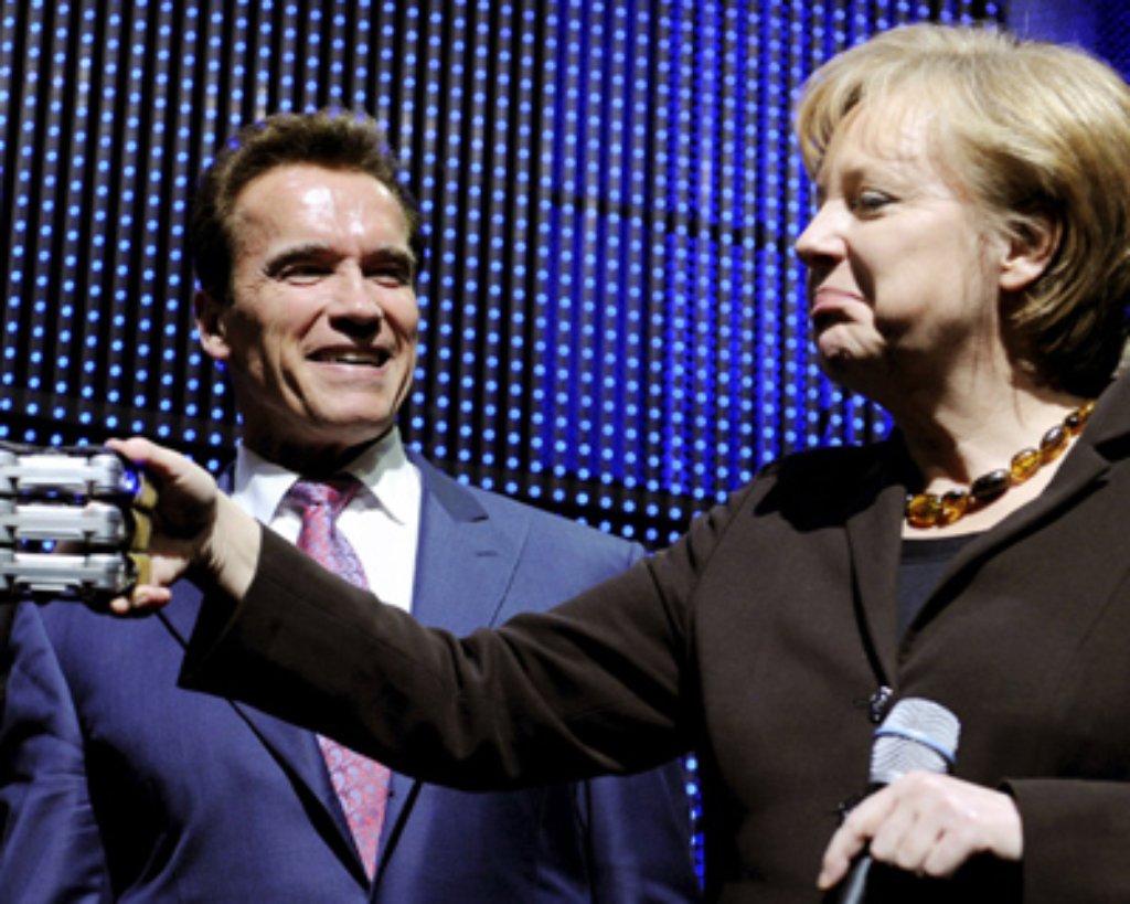 Schwarzenegger meets Merkel: Auf der Cebit im März 2009 trifft der Gouverneur die Bundeskanzlerin.