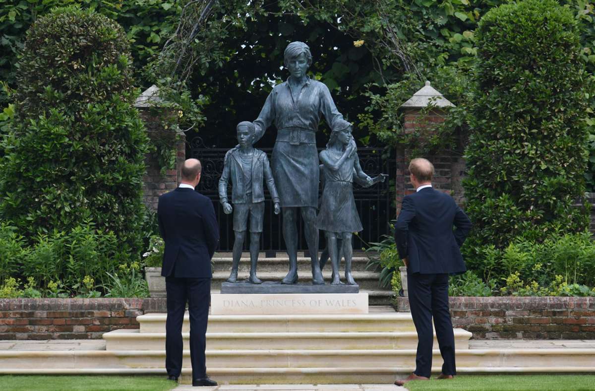 2021: Zusammen enthüllen William und Harry im Park des Kensington Palace die Statue ihrer Mutter Diana.
