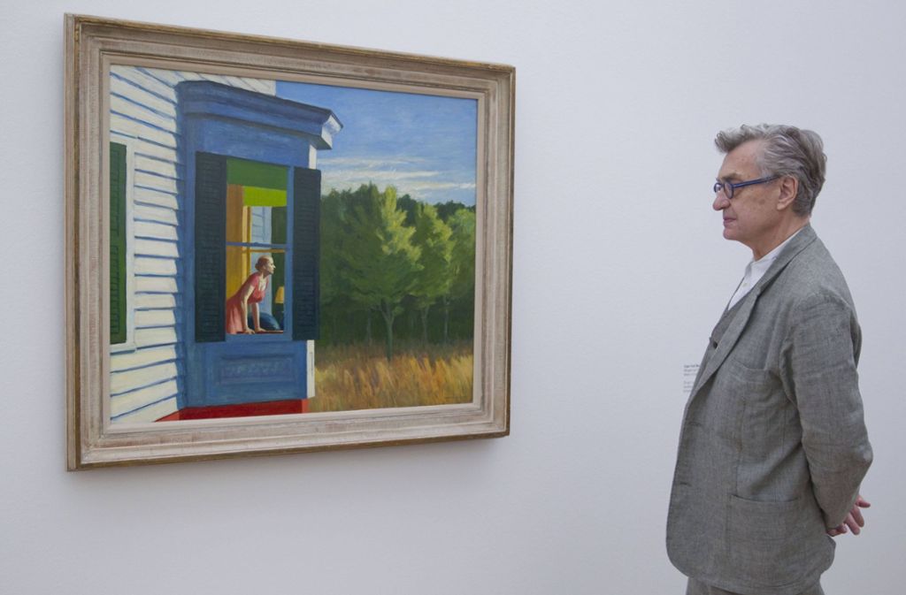 Wim Wenders schaut sich in der (derzeit pausierenden) Edward-Hopper-Ausstellung in der Fondation Beyerler in Basel das Gemälde „Cape God Morning“.