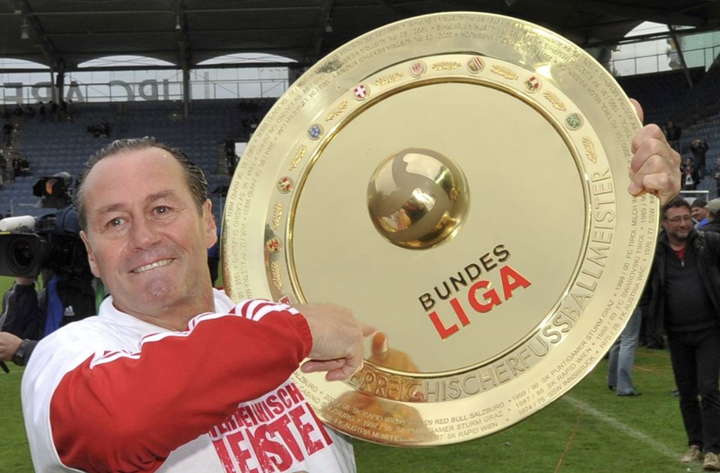 Schließlich feierte der Coach, der großen Wert auf Disziplin und eine strenge taktische Ordnung legt, doch noch eine Meisterschaft: Mit dem FC Red Bull Salzburg holte Huub Stevens den Titel im Jahr 2010.