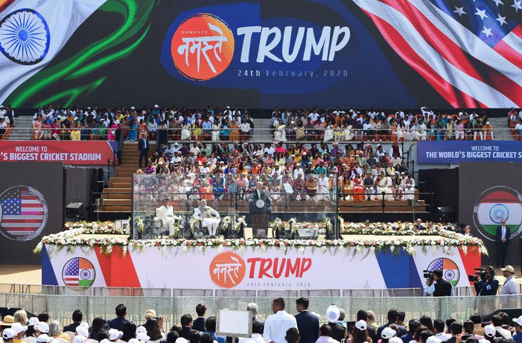 Große Bühne: Donald Trump wird in Ahmedabad vor über 100.000 Zuschauern im größten Cricket-Stadion der Welt begrüßt.