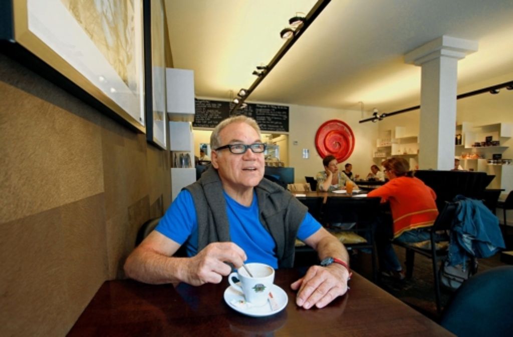 Friseur Heinz Klinger bei einem Cappuccino im Café List