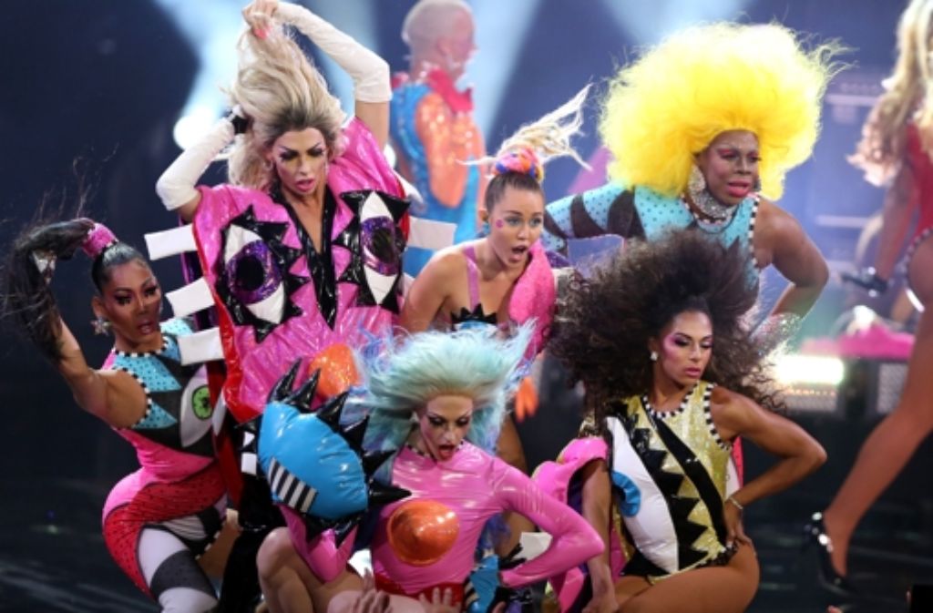 Miley Cirus moderiert die MTV Music Awards 2015 und zieht eine verrückte Show ab.