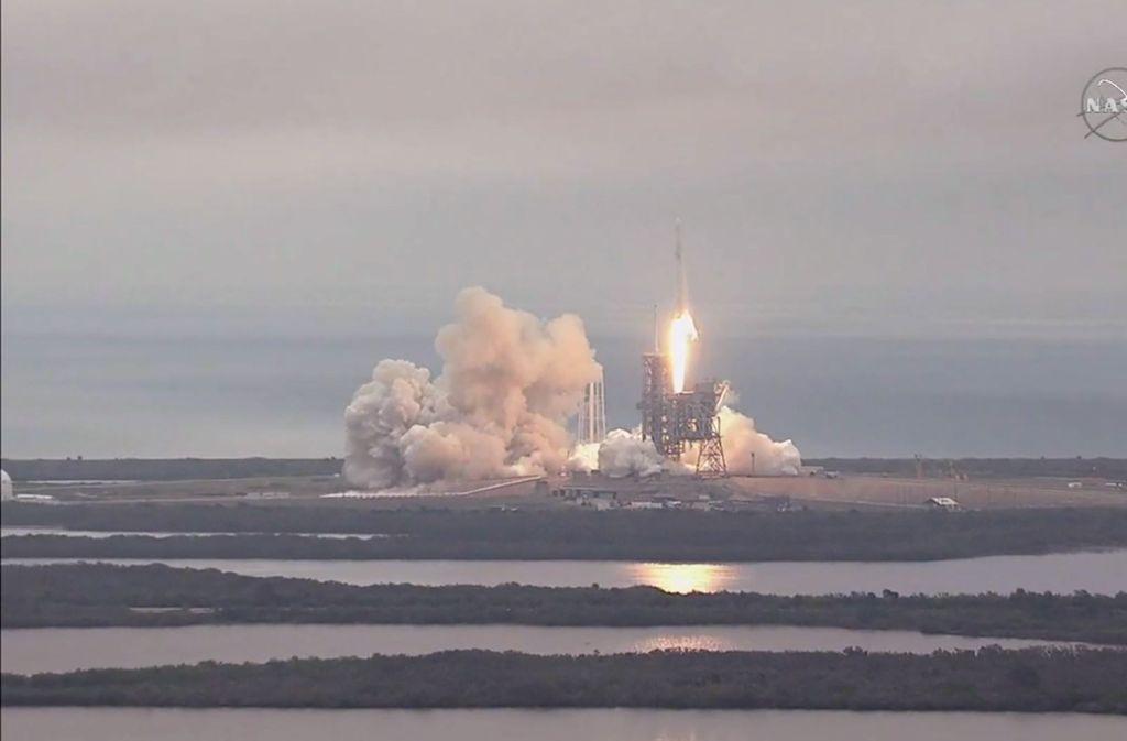 Die Rakete der privaten Raumfahrtfirma SpaceX befördert eine Dragon-Raumfähre mit Geräten zur Überwachung der Erdatmosphäre, Material für medizinische Versuche sowie Nahrung für die sechs Astronauten an Bord der Raumstation.