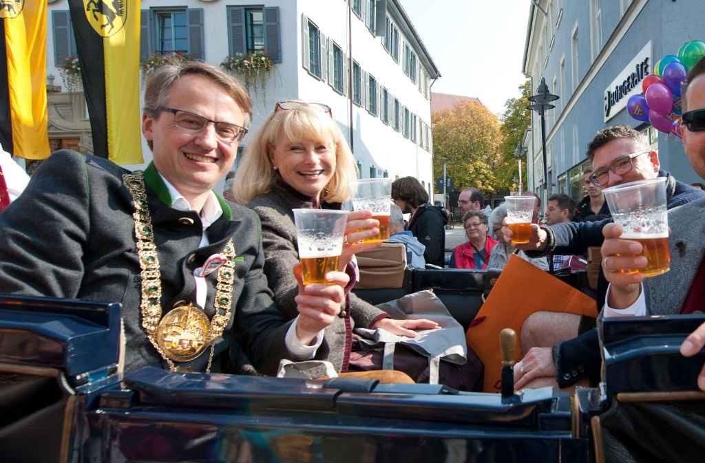 Hoch die Becher: Bürgermeister Michael Föll, Bundestagsabgeordnete Karin Maag und Bundestagsabgeordneter Stefan Kaufmann beim Volksfestumzug.