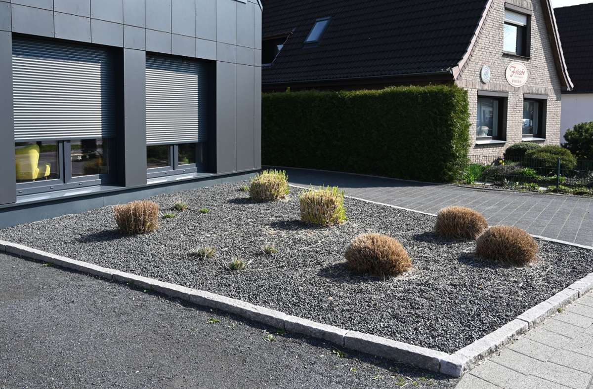 Steine, Steine und noch einmal Steine, dazwischen ein bisschen Grün: Solche Schottergärten sind seit August 2020 in Baden-Württemberg verboten.
