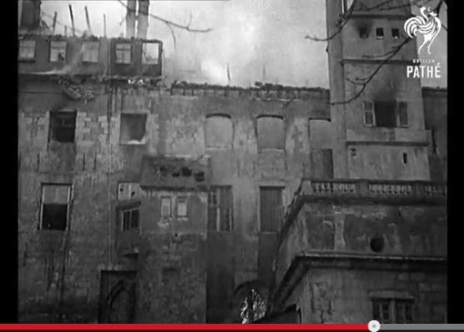 Das Video des Filmunternehmens British Pathé zeigt Aufnahmen vom Brand des Alten Schlosses.  Foto: Screenshot British Pathé