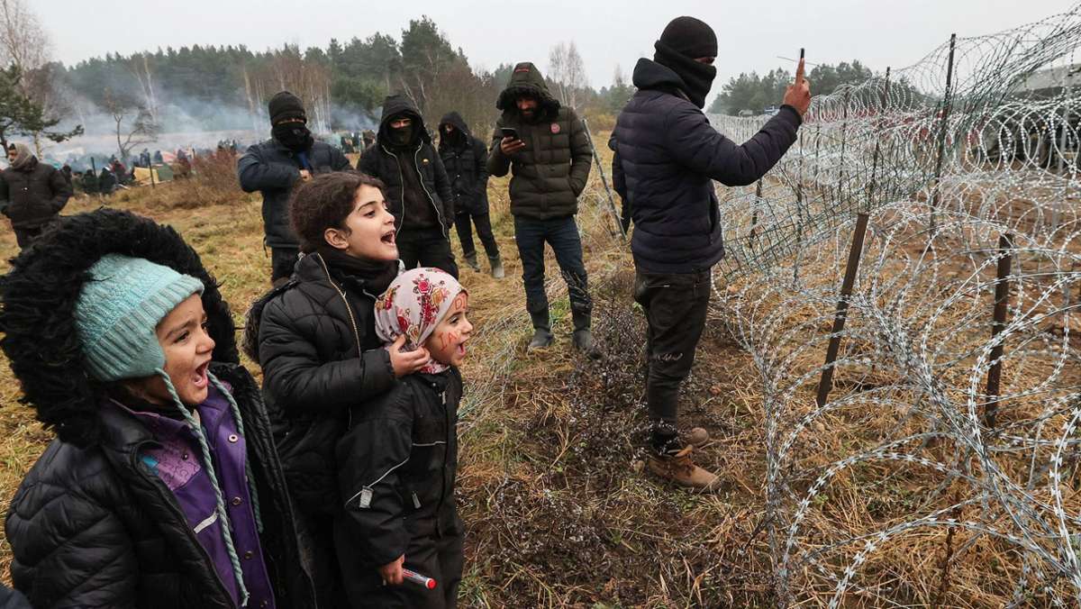  Flüchtlinge werden zwischen Belarus und Polen von einem Grenzübertritt abgehalten und von Sicherheitskräften teils zurückgedrängt. Für die Geflüchteten ist es so kaum möglich, einen Asylantrag zu stellen. Kritiker halten das für rechtswidrig. 