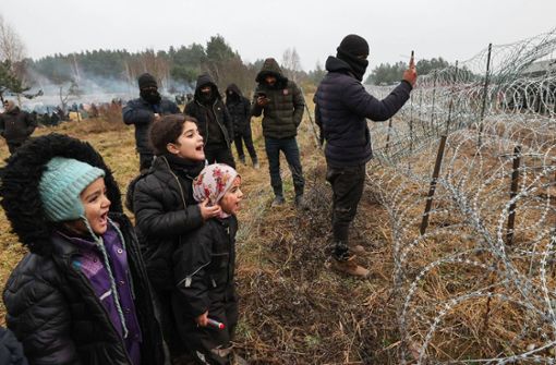Flüchtlinge an der Grenzbarriere: Auf der polnischen Seite stehen ihnen rund 20 000 Sicherheitskräfte gegenüber. Foto: imago/Maxim Guchek