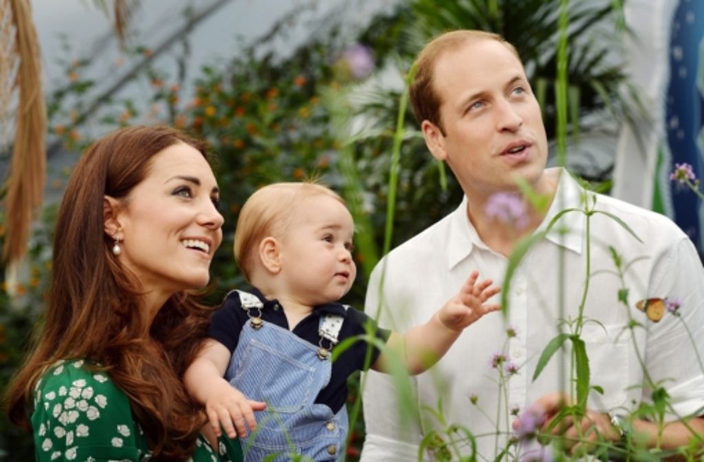 Wohl ein eher netter Termin und ein Bild, das die Welt sehen will. Die kleine königliche Familie besucht eine Schmetterlingsausstellung im Natural History Museum. George ist voll bei der Sache, William staunt und Kate lächelt ihr schönstes Lächeln.