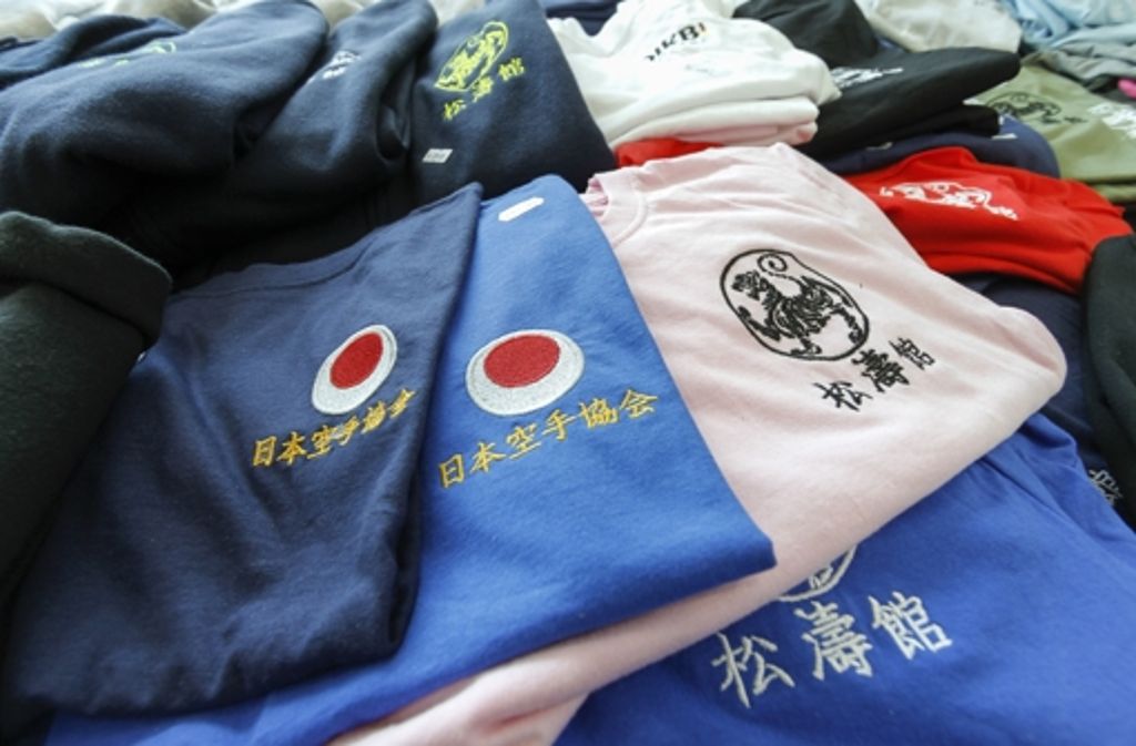 Auch Kleidung mit dem Logo des japanischen Karate-Verbands wird angeboten.