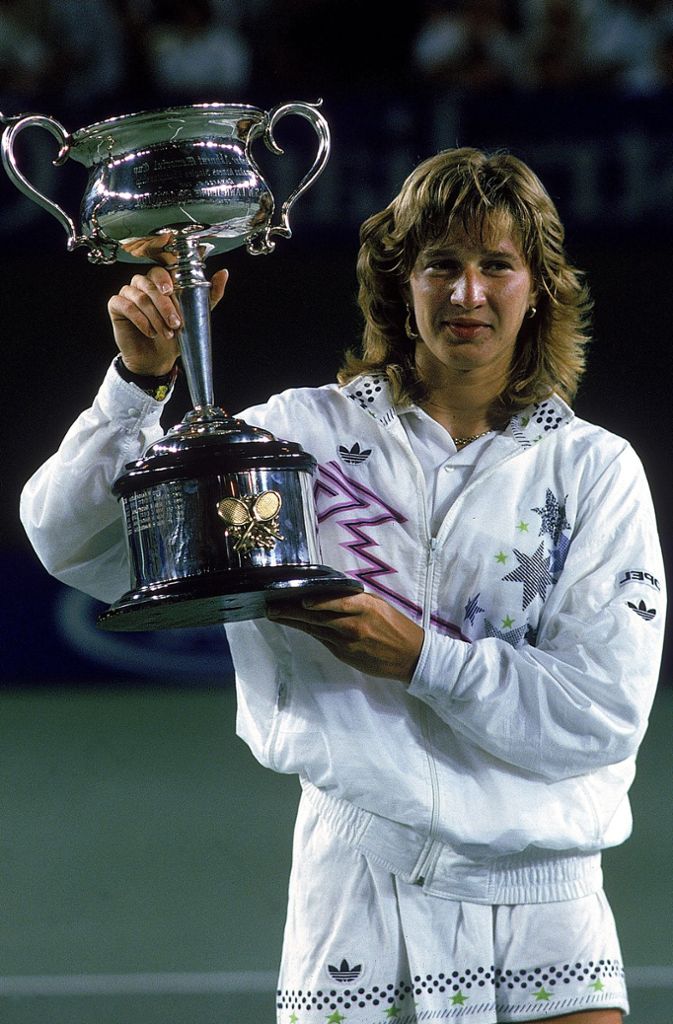Graf ist eine von drei Spielerinnen, die in einem Jahr alle vier Grand-Slam-Turniere gewinnen konnte. Graf gelang das im Jahr 1988. Hier zu sehen: ihr Titelgewinn bei den Australian Open 1988. Die anderen beiden waren Margaret Smith Court (1970) und Maureen „Little Mo“ Connolly (1953).