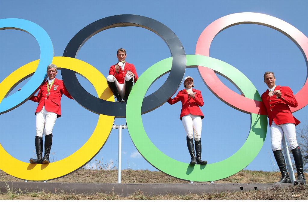 Ein Bild aus besseren Zeiten: Ludger Beerbaum, Daniel Deusser, Meredith Michaels-Beerbaum und Christian Ahlmann posieren nach dem Gewinn von Teambronze 2016 in Rio an den Olympischen Ringen.