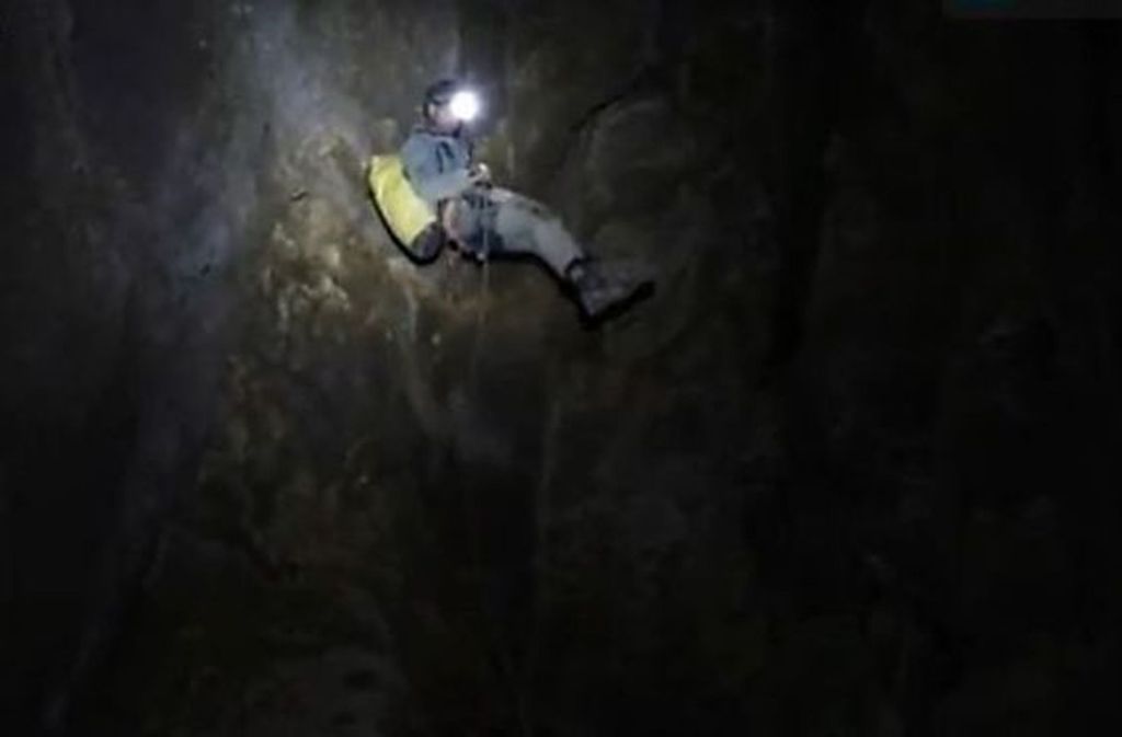 Spanien im August 2013: Vier Wissenschaftler werden über drei Tage in der Rubicera-Höhle in der Region Kantabrien vermisst. Hilfstrupps bringen sie in wohlbehaltenem Zustand in Sicherheit. Ein fünftes Expeditionsmitglied hatte draußen gewartet und die Rettung alarmiert.
