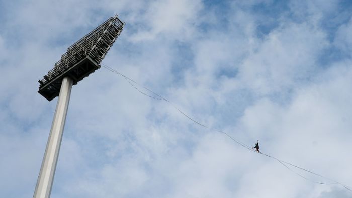 Extremsportler durchqueren Stadion auf Slackline in 60 Metern Höhe
