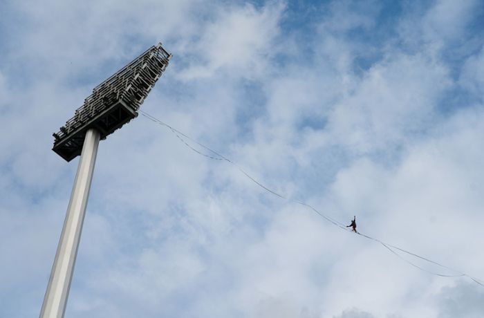 Extremsportler durchqueren Stadion auf Slackline in 60 Metern Höhe