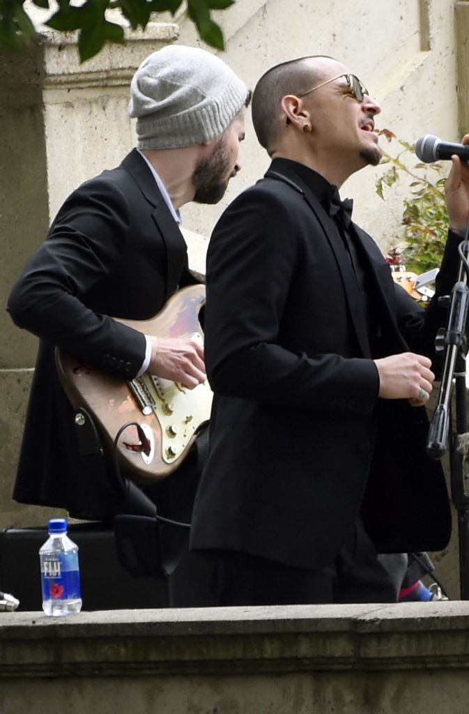Chester Bennington von „Linkin Park“ spielte Leonard Cohens „Hallelujah“ für die Trauernden.