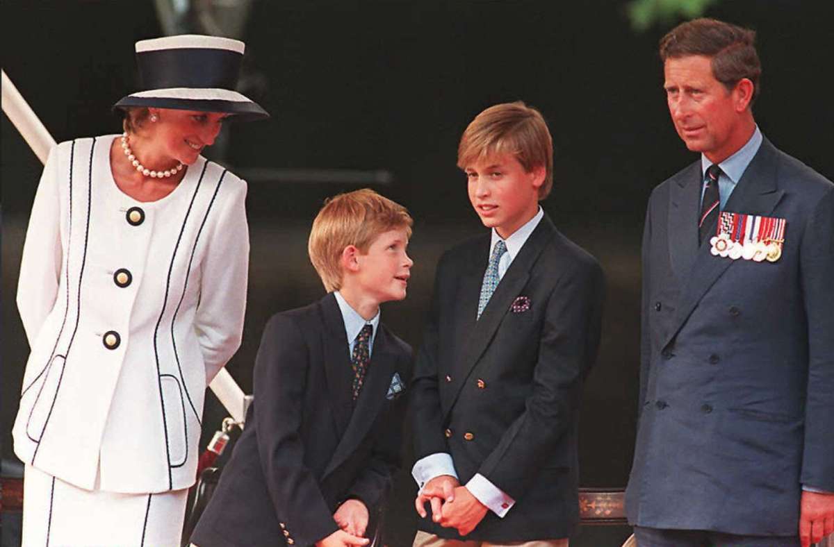 William und Harry müssen erleben, wie die Ehe ihrer Eltern in die Brüche geht. 1992 geben Diana und Charles die Trennung bekannt. Nach einem Rosenkrieg um Abfindung und Sorgerecht reichen Diana und Charles 1996 endgültig die Scheidung ein.