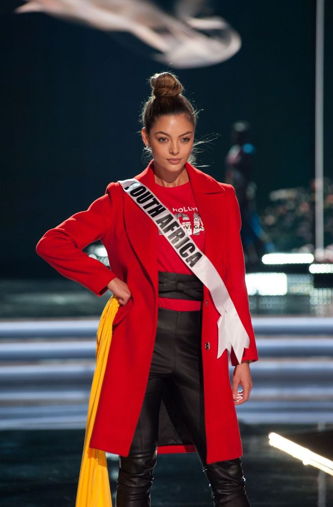Mit diesem roten Mantel fällt Miss South Africa auf.