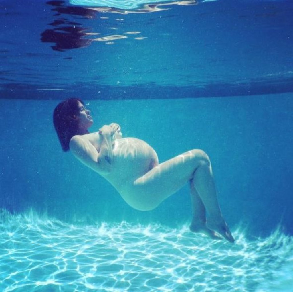 Im Juni 2016 veröffentlichte die Sängerin Alanis Morissette ein Unterwasser-Nacktbild mit Babybauch. Das Mädchen wird später Onyx Solace genannt. Geburtsdatum: 23. Juni 2016.