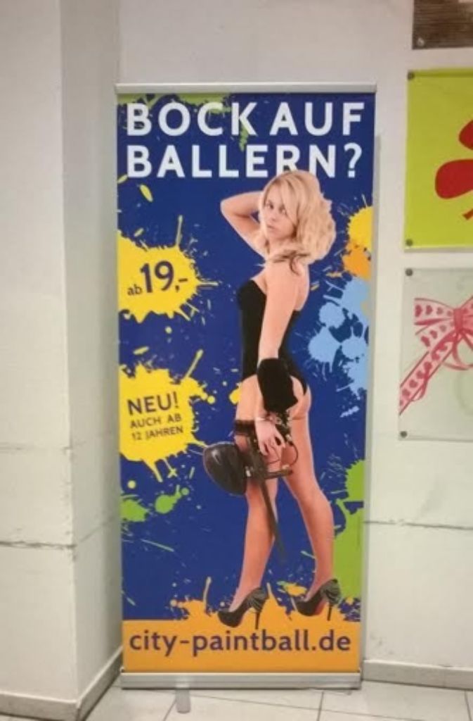 Nicht nur sexistisch, sondern auch gewaltverharmlosend ist aus Sicht des Werberats der Aufsteller von City Paintball Hamburg. Es zeigt eine in Dessous und High Heels bekleidete Frau in Kombination mit dem Spruch „Bock auf Ballern“.