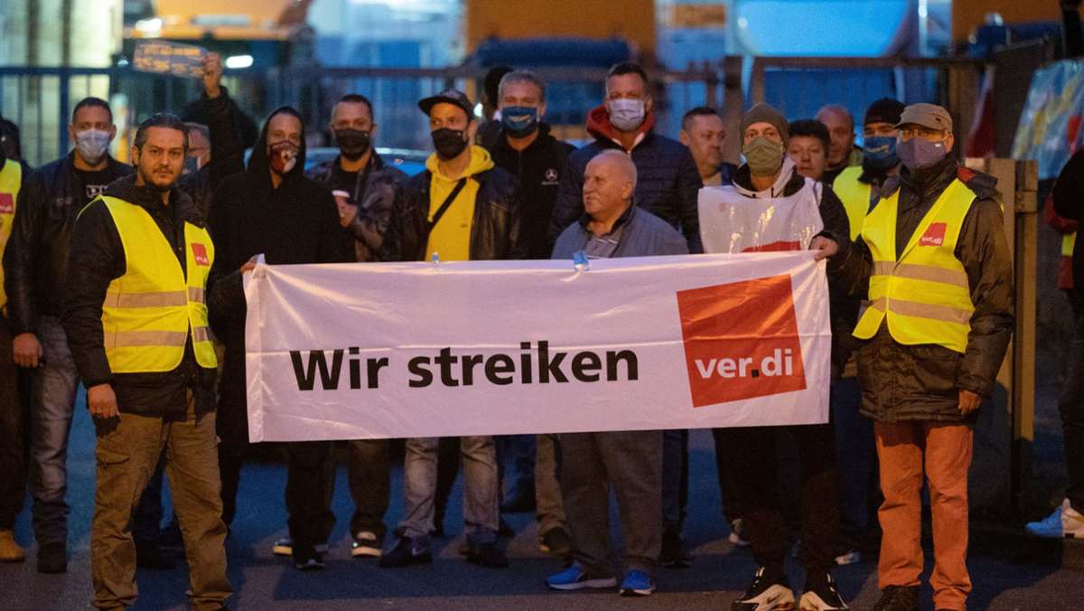  Die Gewerkschaften dringen auf ein Angebot der Arbeitgeber im Tarifkonflikt des öffentlichen Dienstes. Deshalb rufen sie weiter zu Warnstreiks auf - auch in Baden-Württemberg. 