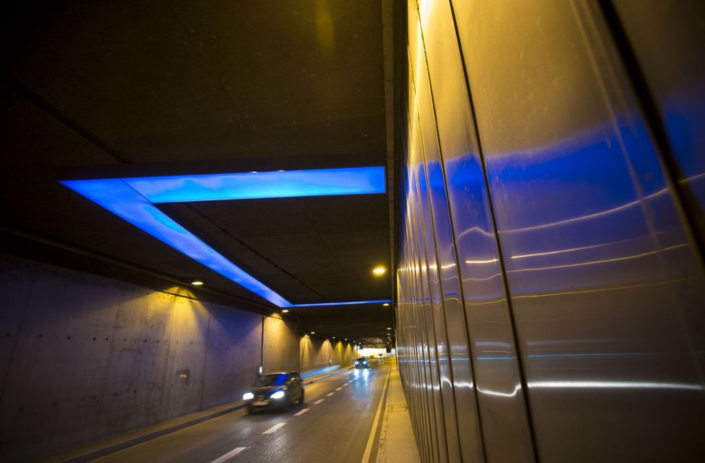 Tunnelblick Bei den blauen Lichtstreifen im Tunnel der B 27 unter dem Schlossplatz handelt es sich keineswegs nur Beleuchtungskörper. Der Stuttgarter Künstler Nikolaus Koliusis hat 2005 bei seiner Installation „50 km/h“ den quadratischen Grundriss des Kunstmuseums aufgegriffen, das über dem Tunnel liegt.
