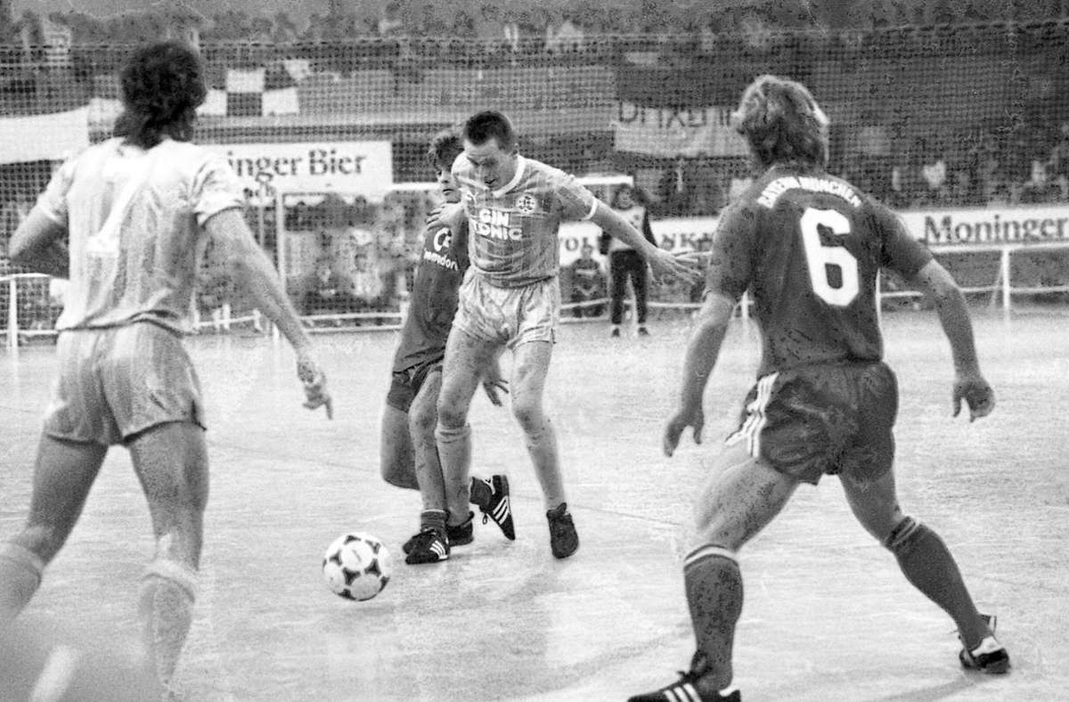 Hallenfußball ist mittlerweile aus der Mode geraten. Früher füllten die Turniere große Halle. Anfang Januar 1987 spielten die Kickers mit Christian Streich bei einem Turnier in Karlsruhe. Hier gegen den FC Bayern München.