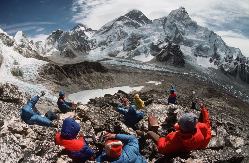 Eine Gruppe von Touristen auf der Felsenplattform Kala Patar genießt in 5545 Meter Höhe den Blick auf die Everest-Gruppe.