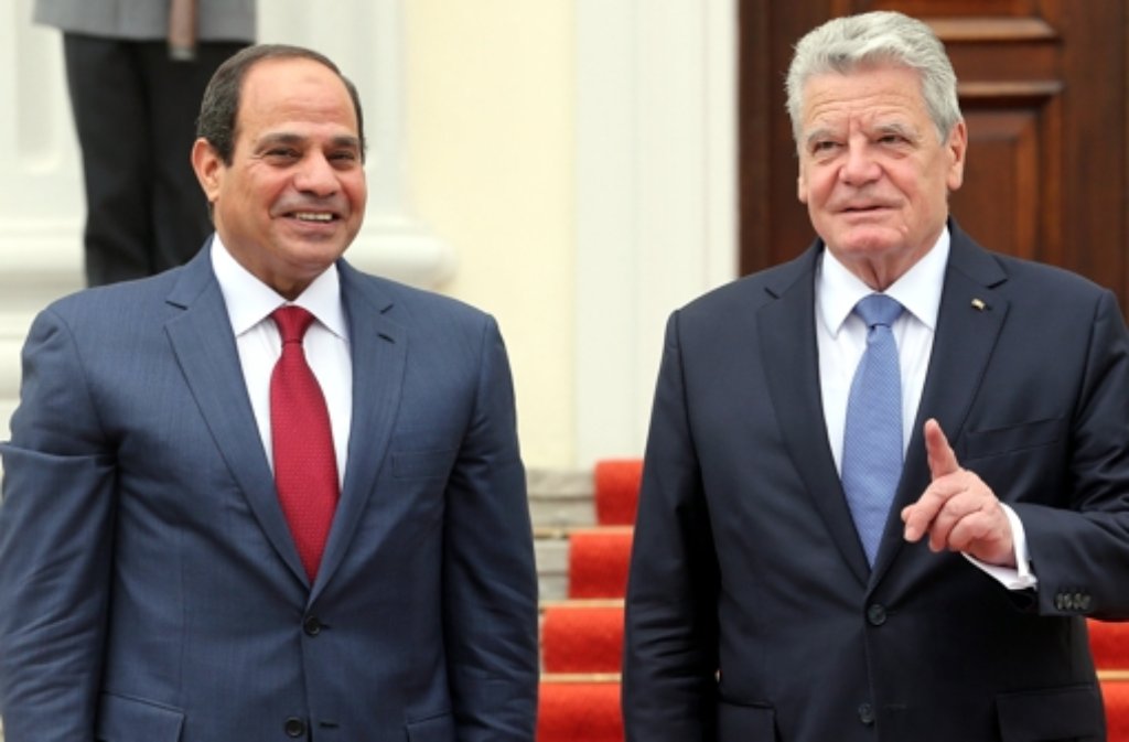 Bundespräsident Joachim Gauck (r) empfängt am 03.06.2015 vor dem Schloss Bellevue in Berlin den ägyptischen Präsidenten Abdel Fattah al-Sisi.