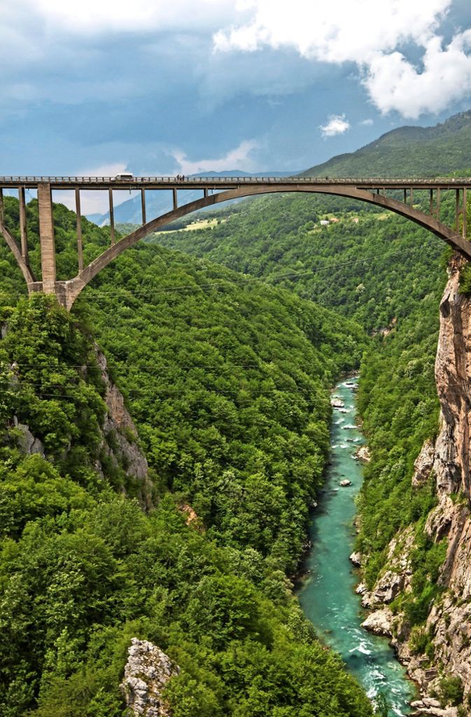 Das Bild ist aufgenommen von einer Seilrutsche aus (Zip-Line). Es zeigt die Tara-Brücke im Durmitor-Nationalpark.
