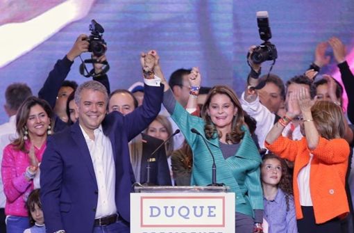 Die Konservativen Iván Duque  und Marta Lucia Ramirez feiern mit Anhängern nach Bekanntgabe der Wahlergebnisse in Bogota. Foto: dpa