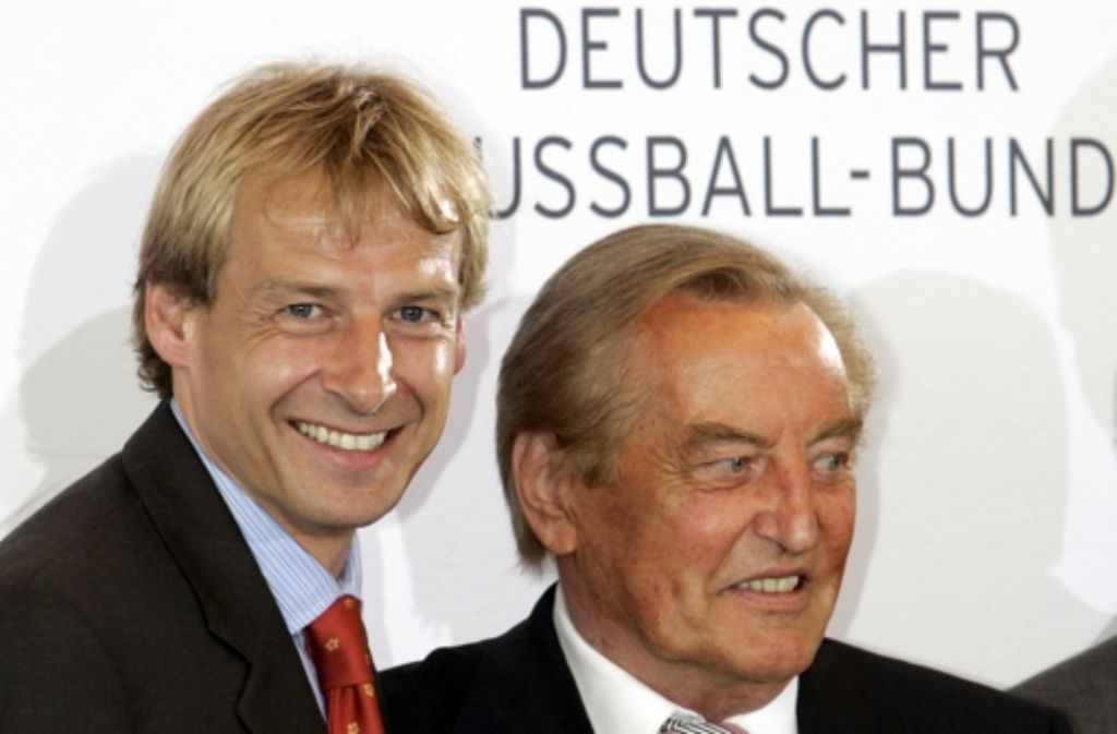 Das Spiel um Platz drei gewann die DFB-Auswahl unter dem damaligen Bundestrainer Jürgen Klinsmann (links) bei der WM 2006 gegen Portugal ausgerechnet in Stuttgart. „Das war das Highlight in meinem Leben“, erinnerte sich MV an dieses Sommermärchen. Nach der WM nimmt er Abschied vom DFB. 2007 bis 2009 ist er Uefa-Vizepräsident, dann gibt er auch dieses Amt ab.